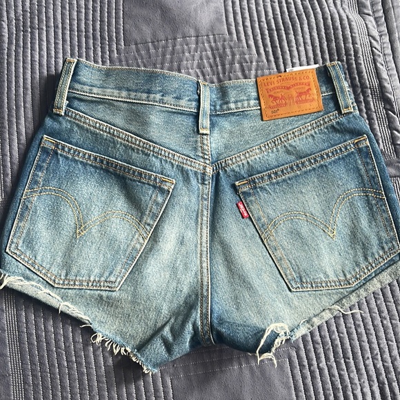 Levi’s shorts - Picture 2 of 2